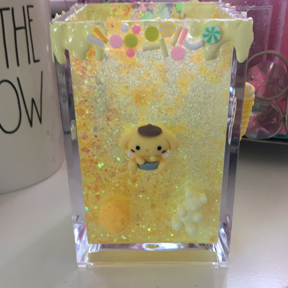 Pompompurin makeup brush holder